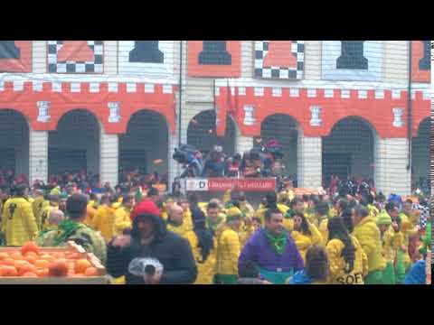 Carnevale di Ivrea - la battaglia delle arance - video 1