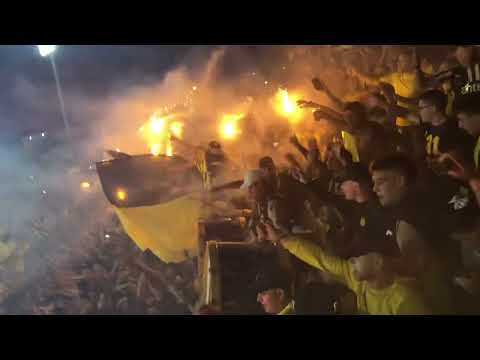 "Entrada de la Percusión- Hinchada de Peñarol (vs naciomal) Clásico de Verano" Barra: Barra Amsterdam &bull; Club: Peñarol