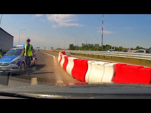 Kolizja na S6, tuż obok radiowozu policji.