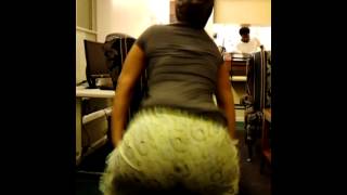 neek TRYiNG to twerk . Lol