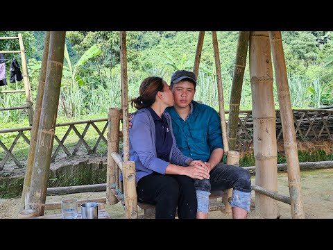 Lumturia e thjeshtë e të dashuruarve të rinj në një fermë të vogël malore larg qytetërimit