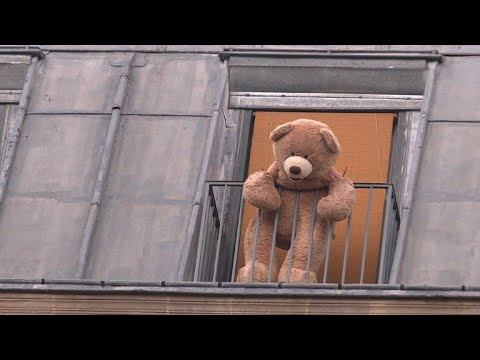 Des ours en peluche géants envahissent les Gobelins à Paris | AFP News