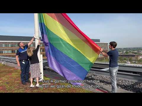 Pride Week Rotterdam - hijsen Pride vlag