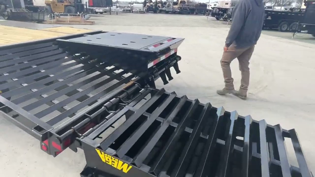 NEW 2025 Big Tex Trailers 25GN-35D5A-MR 102