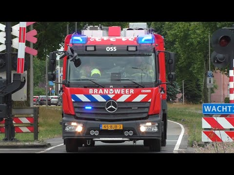 Brandweer Oss TS 21-3132 en HW 21-3151 met spoed naar een woningbrand aan de Stippelmot in Oss