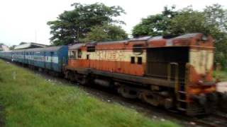 preview picture of video 'Marusagar crossing for Mangala Express in Khed on KR'
