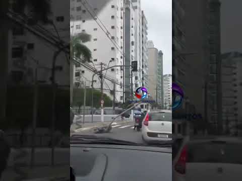 Poste de Semáforo cai na Avenida da Praia na Biquinha, em São Vicente, com força dos ventos.