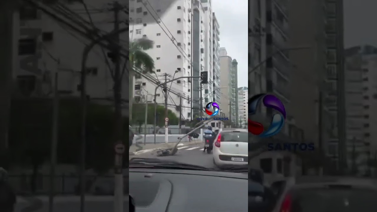 Poste de Semáforo cai na Avenida da Praia na Biquinha, em São Vicente, com força dos ventos.