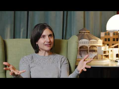 Dramaturgen Amanda Fromell förklarar vad En midsommarnattsdröm handlar om.