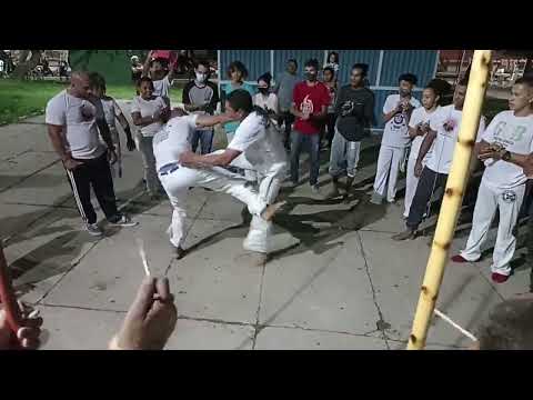 O pau quebrou na roda de capoeira!