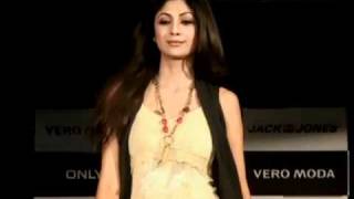 Shilpa Shetty teaches aspiring models how to do the catwalk