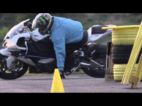 Ала Gymkhana: BMW S1000RR vs Audi R8