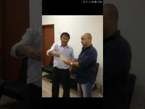 Milton do Porto liderança do Distrito dos Barnabés entrega uma amostra da água que a Sabesp fornece para os Moradores dos Barnabés para o Deputado Estadual eleito Aprígio.