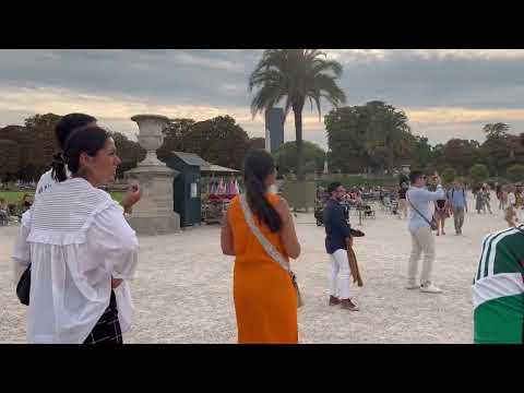 Jardin du Luxembourg Crianças brincando em um iate no lago no final do verão