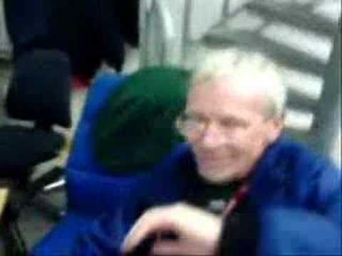 Gubbe blir stämplad i pannan