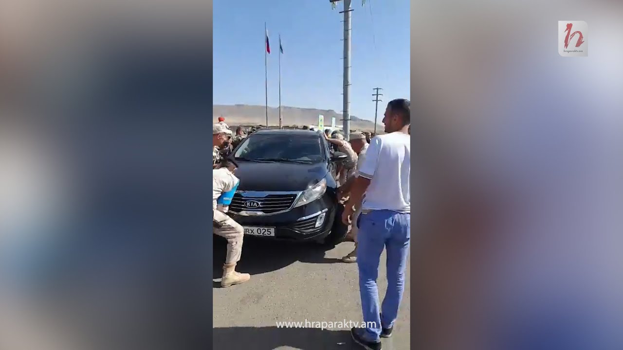 Խաղաղապահները ձեռքով տեղաշարժեցին ցուցարարների մեքենան ու ազատեցին մուտքը