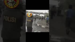 Download lagu Iwan Fals - Bongkar /Reformasi98 #iwanfals #reformasi98 #ordebaru #statuswa #bongkar #menolaklupa mp3