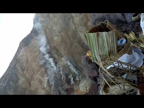 Penuh perjuangan ngaturang pekelem gunung agung giri tohlangkir(18)