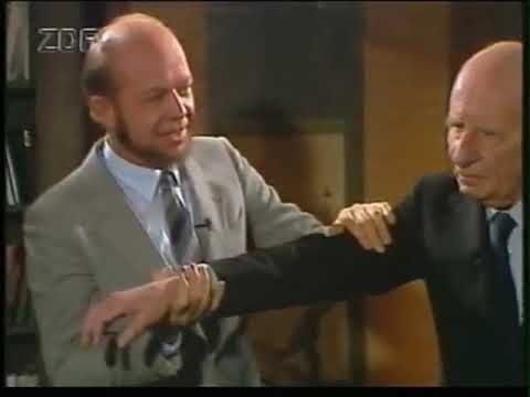 Karlfried Graf Dürckheim demonstriert die Hara- oder Qi-Kraft