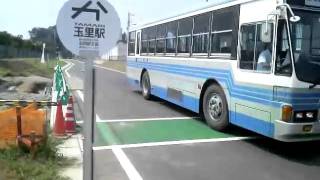 preview picture of video '茨城空港連絡バス・かしてつバス玉里駅停留所でのバスすれ違い'