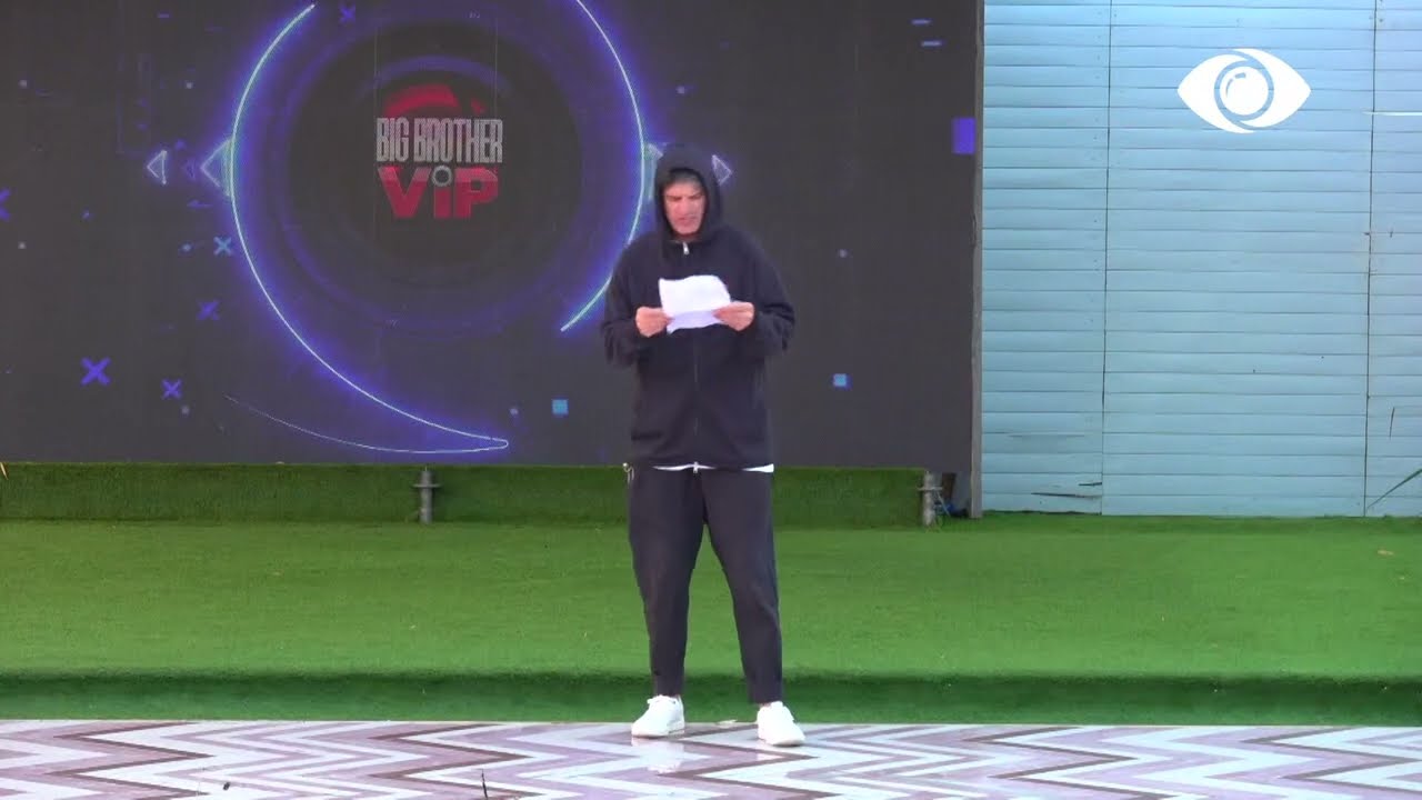 Bledi bën provat e këngës, banorët nuk i kursejnë batutat