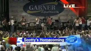 Josh Turner surprises Scotty McCreery on his stage