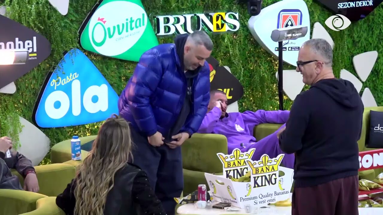 Dal po të puthësh Stenaldon/ Rogerti i drejtohet Juelës