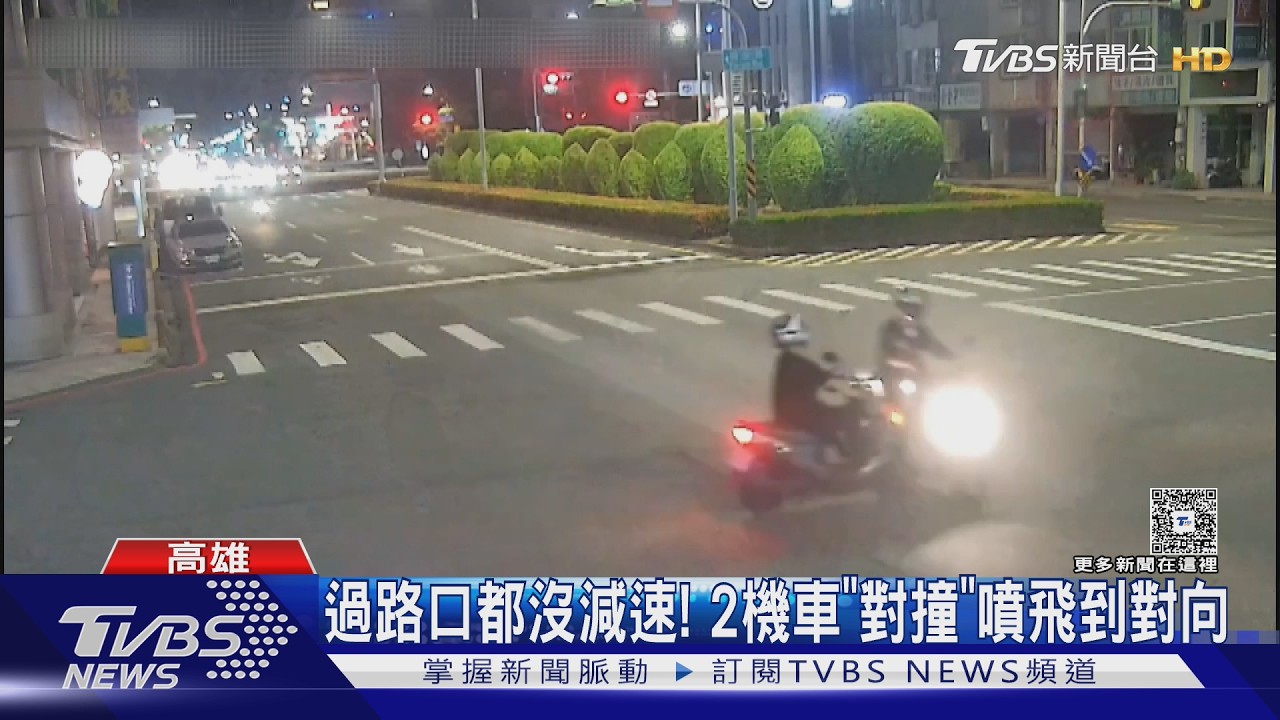 影音／深夜行經閃燈路口　2車「未減速．禮讓」對撞噴飛