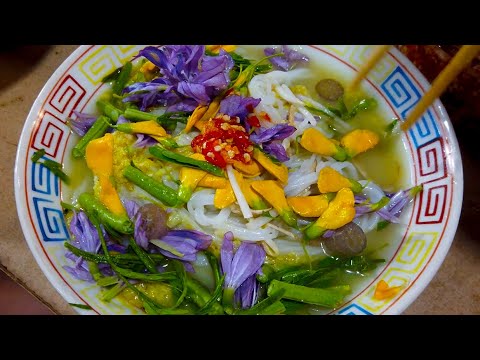 Breakfast Inside Toul Tompoung Market - Eating Khmer Rice Noodle With Green Curry