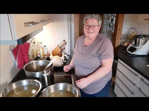 Hühnerbrühe für Suppen oder Frikassee zubereiten