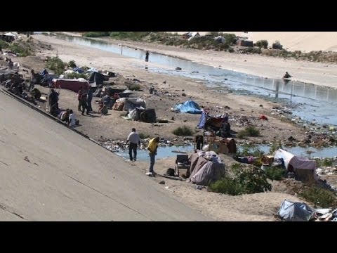 Cientos deportados viven en un desagüe de Tijuana