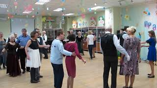 Осень играет рапсодию,
Музыку грустной поры.