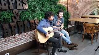 Taburete interpreta en acústico Dr. Charas