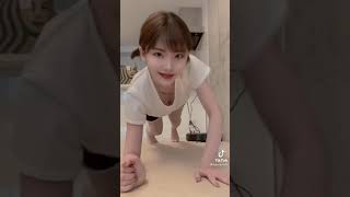 深田えいみ　腕立て伏せ