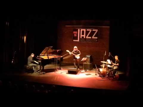 5496 - Sergio Gruz, Alejandro Herrera y Tomas Babjaczuk en Jazzologia - 21/5/13 