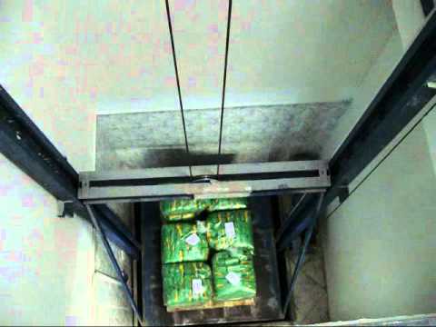 Teretni lift u fabrici