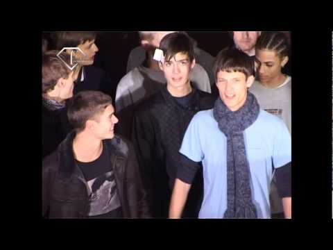 fashiontv | FTV.com - Dries Van Noten Backstage f/w 2008 Paris