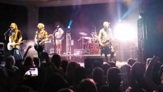 R5 live "Ain't no way we're going home"