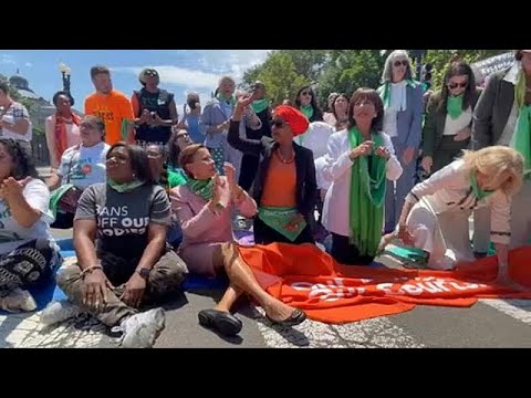 شاهد توقيف 17 برلمانياً من بينهم إلهان عمر وكورتيز في واشنطن خلال مظاهرة للدفاع عن حق الإجهاض