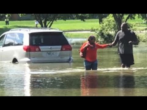 NFL legend Neil Smith aids pregnant woman in flooded street