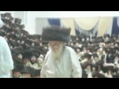 Toldos Aharon Rebbe Dancing Mitzvah Tantz At The Wedding Of A Grandchild | האדמו”ר מתולדות אהרן