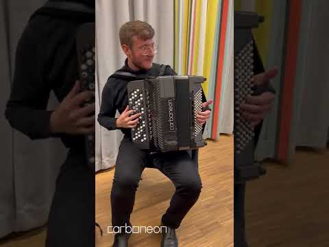 Carboneon C1 played by Théodore Monnet