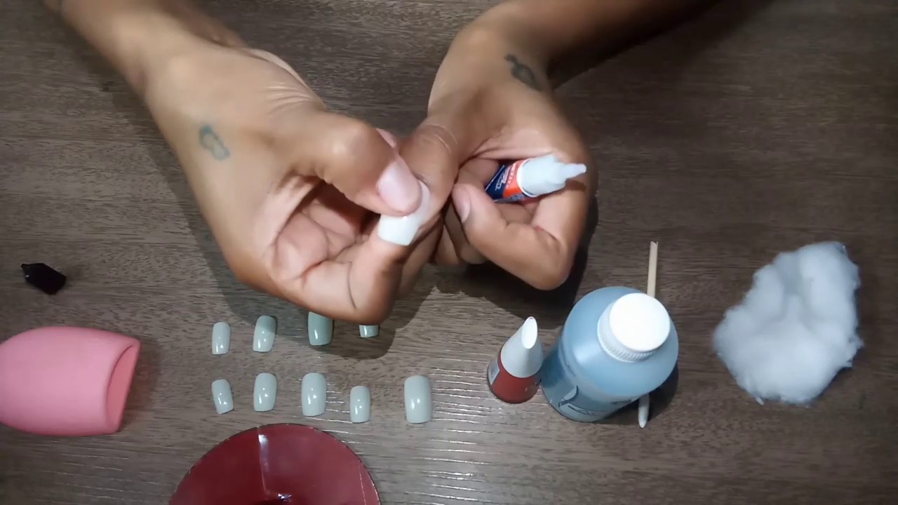 Como colo as minhas  unhas postiças com super bonder
