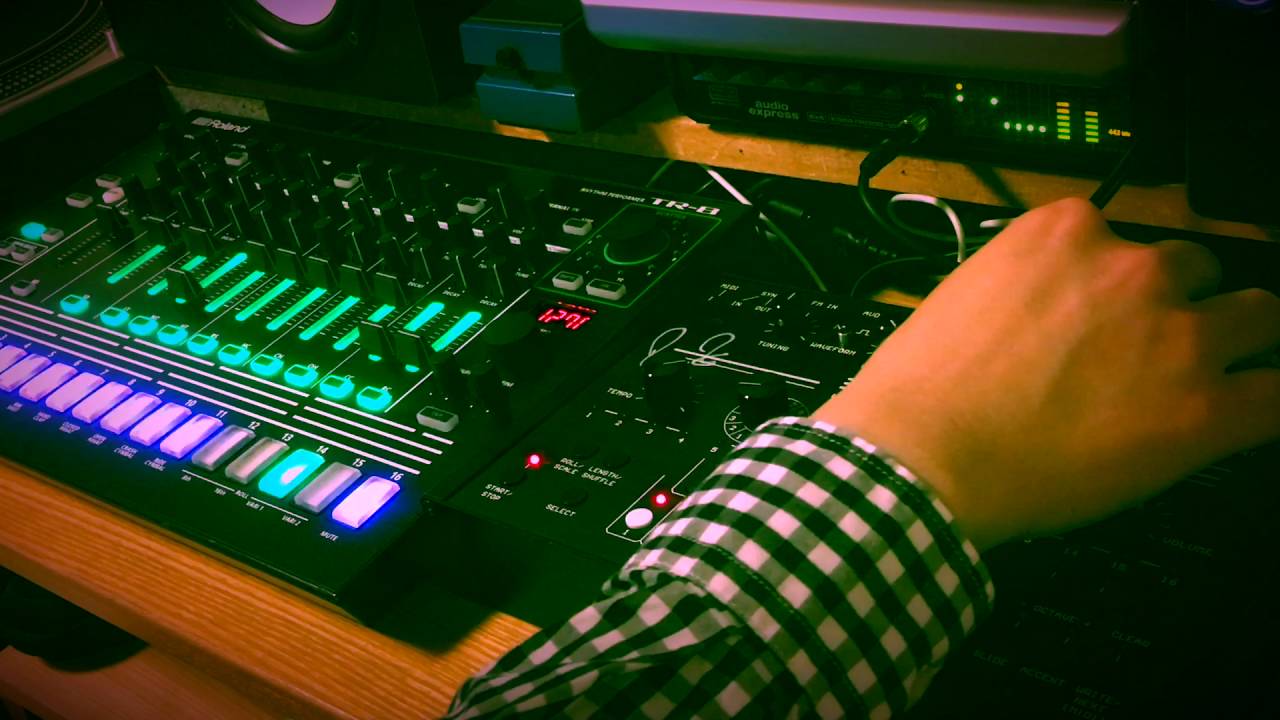 Roland TR-8 + Acidlab Bassline 3