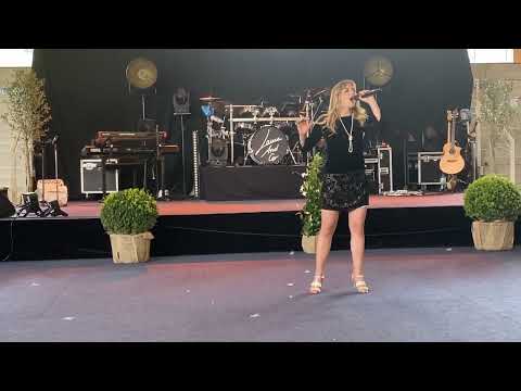 Domitille chanteuse-WW.SESAME-SPECTACLES.COM   06 11 41 47 65/ 06 52 48 87 30