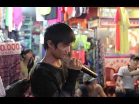 Lệ Rơi gây Bão trên đường phố Sài Gòn với ca khúc Em Của Ngày Hôm Qua