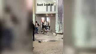 Razzia da «Foot Locker»: i manifestanti sfondano le vetrine e prendono le scarpe
