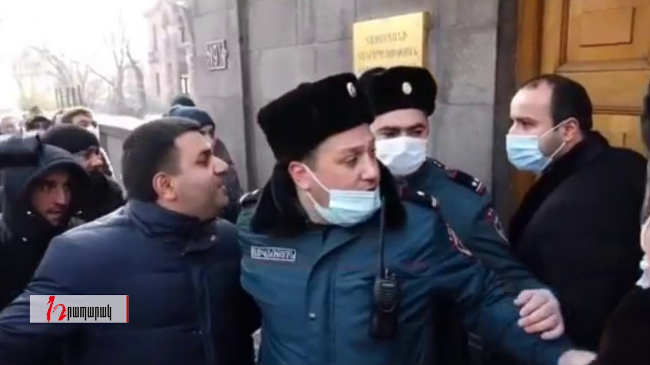 Լեզվակռիվ Հայկ Սարգսյանի և ցուցարարների միջև