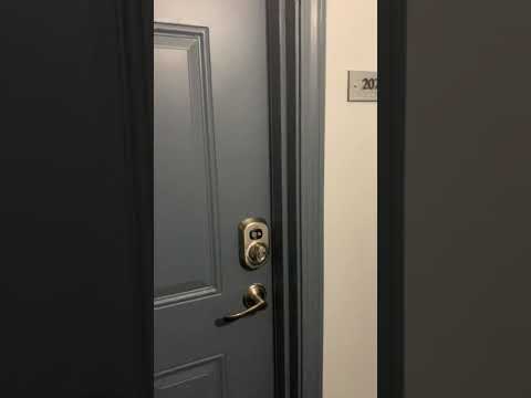 Burlington (LVP) | 1 bed 1 bath + Den | 799 sq.ft.