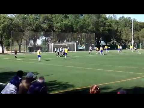 Roberto Carlos le da un pelotazo a un jugador...